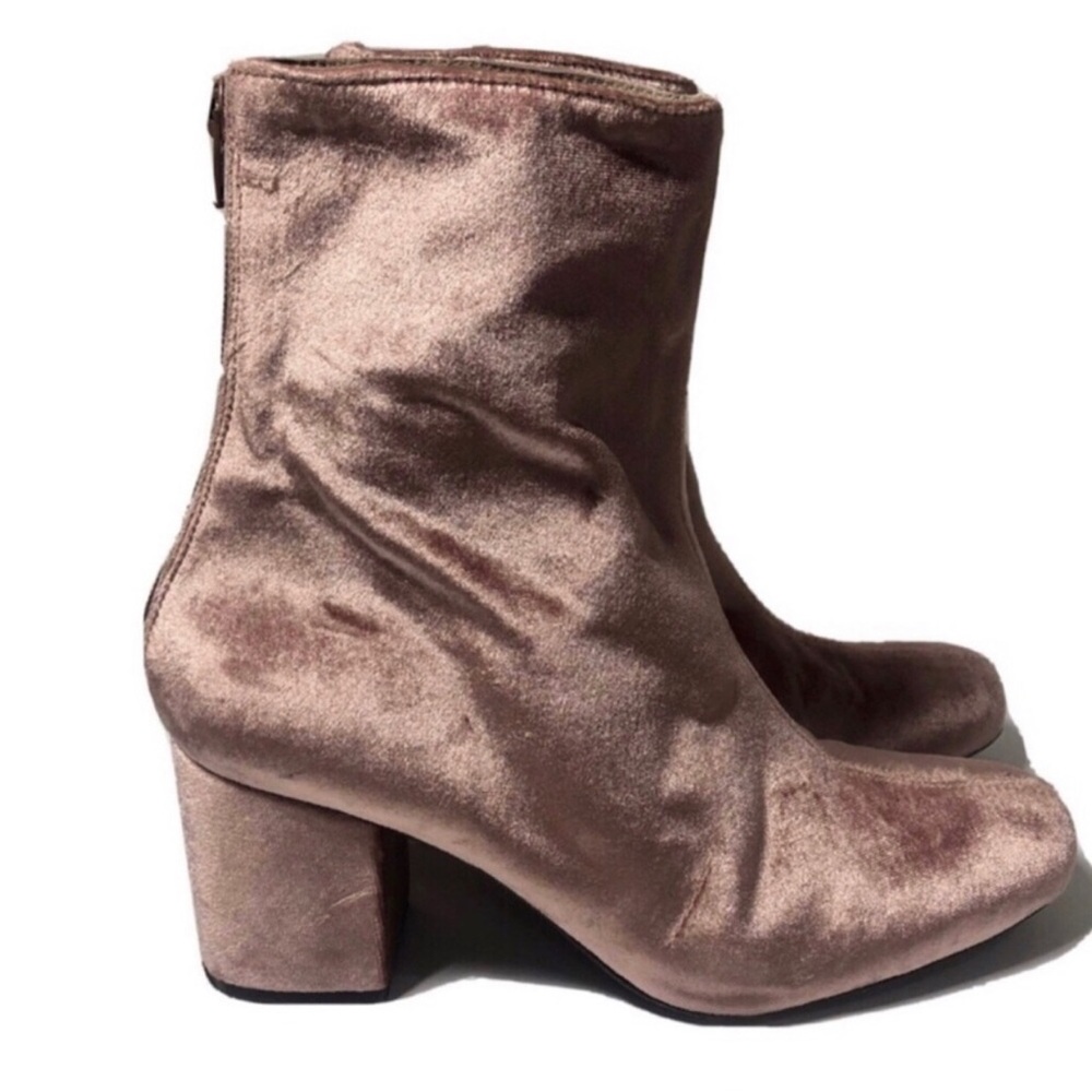 Free People Blush Velvet Block Heel Booties. Size 39.